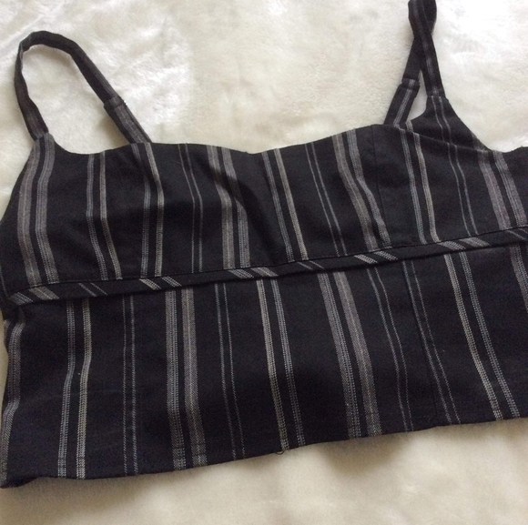 Urban Outfitters Large Crop Top - Picture 2 of 10